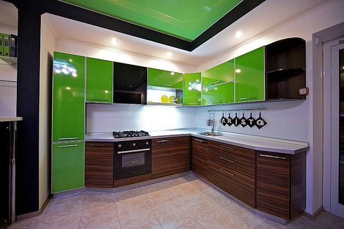 Угловая кухня на заказ зелёно-коричневая в стиле Hi-Tech