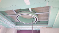 Монтаж клеевой плитки на потолок