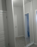 Шкаф-купе для спальни встроенный на заказ Лдсп +зеркало, белый