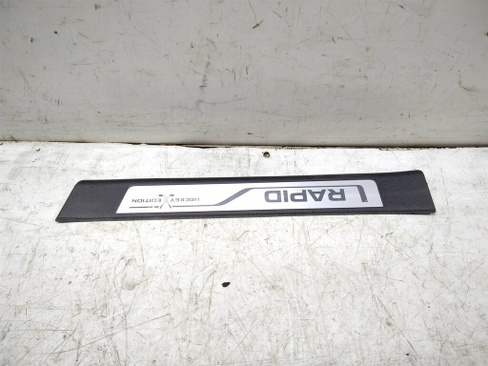 Накладка порога задняя правая (внутренняя) Skoda Rapid (NH3) 2013-2020 (УТ000134746) Оригинальный номер 5JA071303C