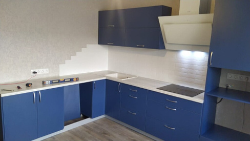 Кухня угловая фасад ЛДСП синяя, на заказ